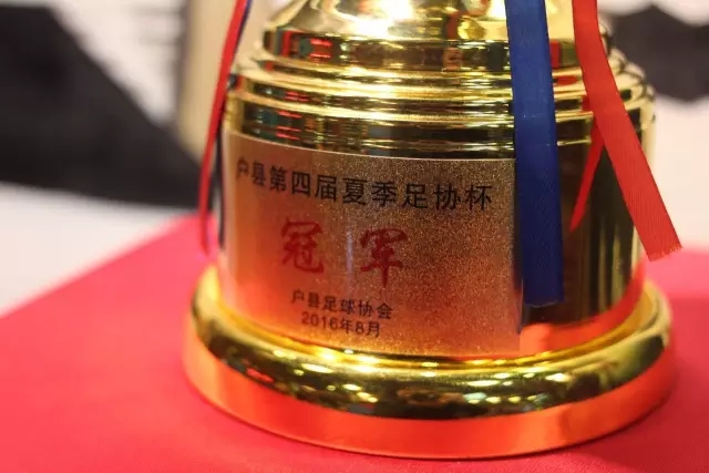 罕见！央视点评郑钦文输球，不是伤病，是太自负，备战摆烂，场边重绑绷带这状态太离谱！