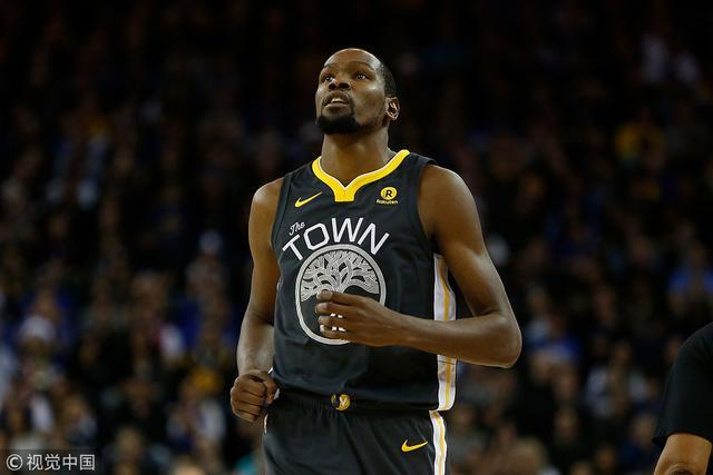 NBA季后赛的激烈对决：谁将夺得总冠军？